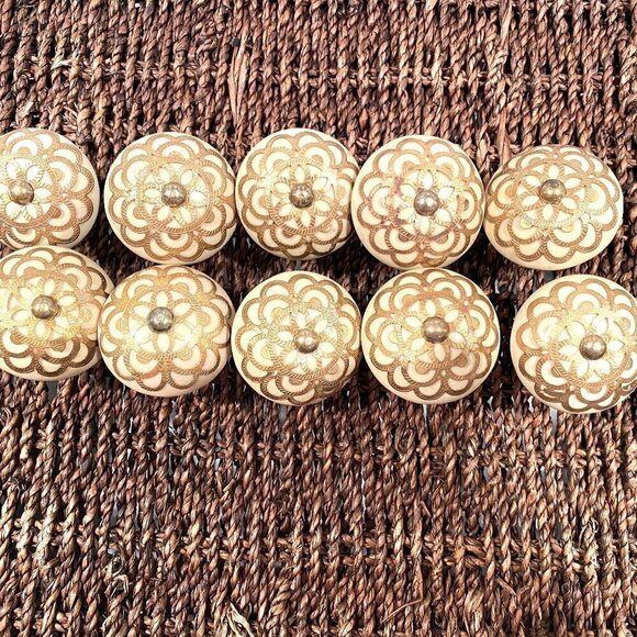 Many sets of 6 Ceramic Gold / cream pull/knob - Picture 1 of 3